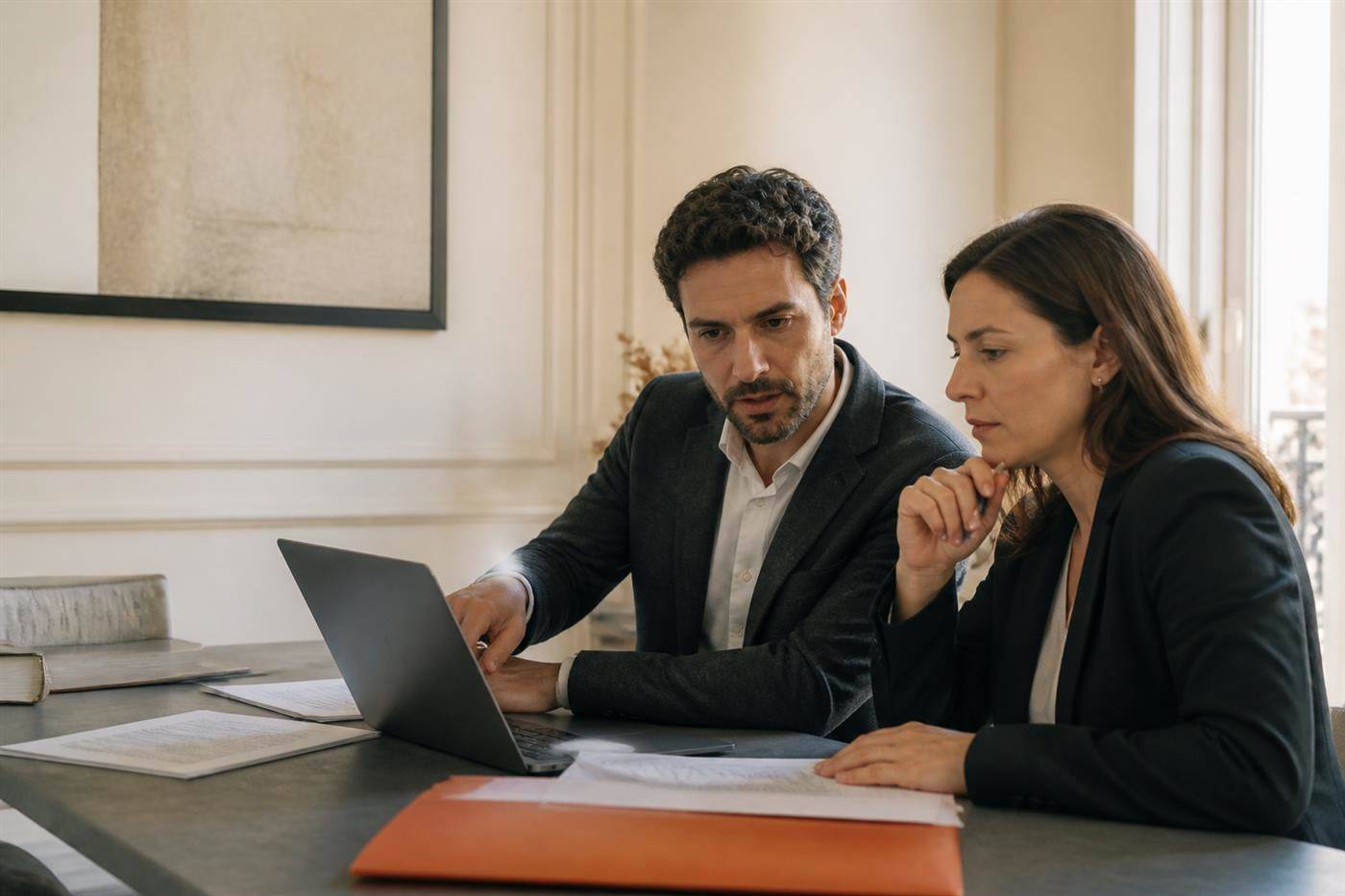 Profesionales revisando un expediente digital juntos