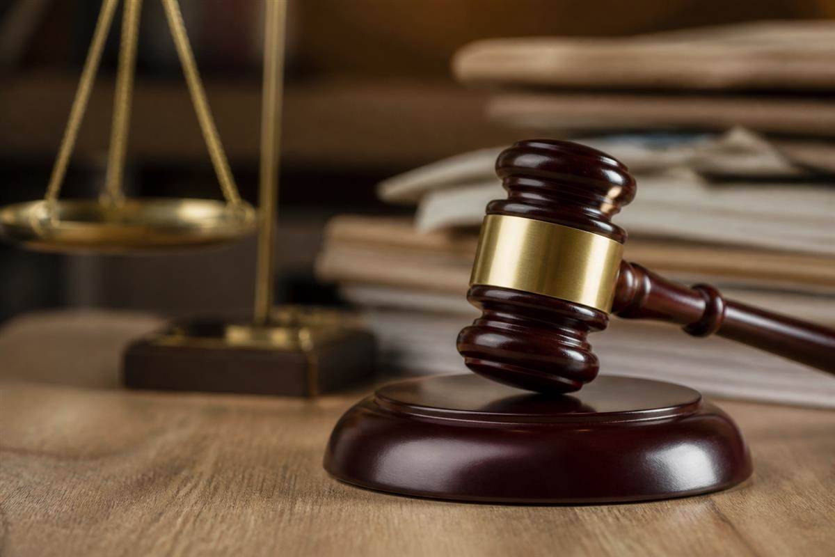 Balanza de la justicia y mazo sobre el escritorio
