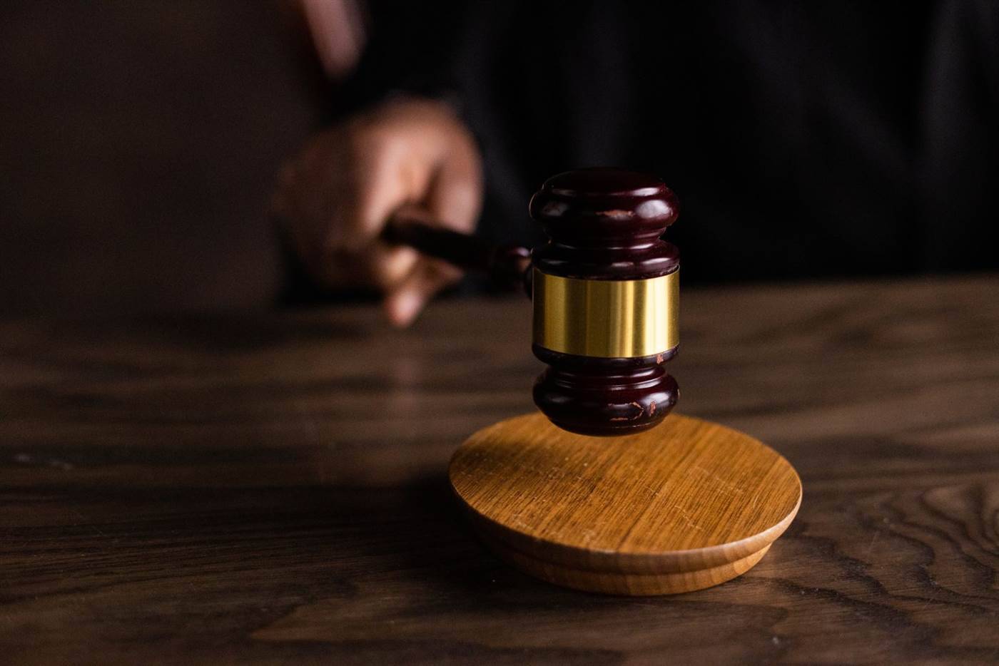 Balanza de la justicia y mazo sobre el escritorio