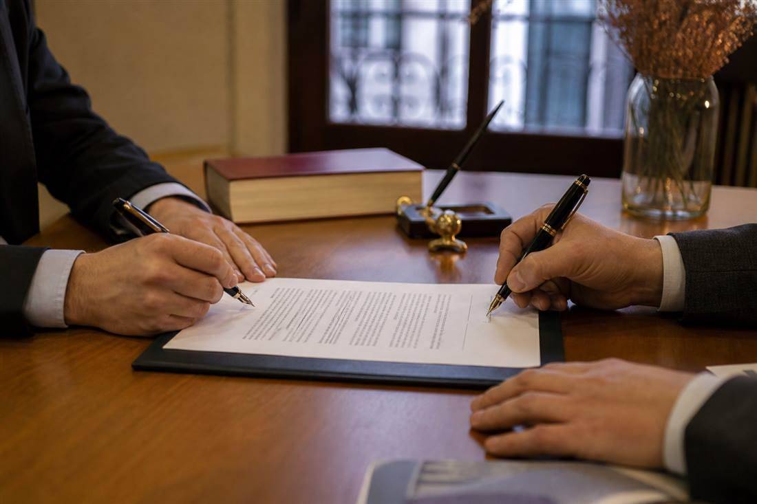 Firma y revisión de contratos
